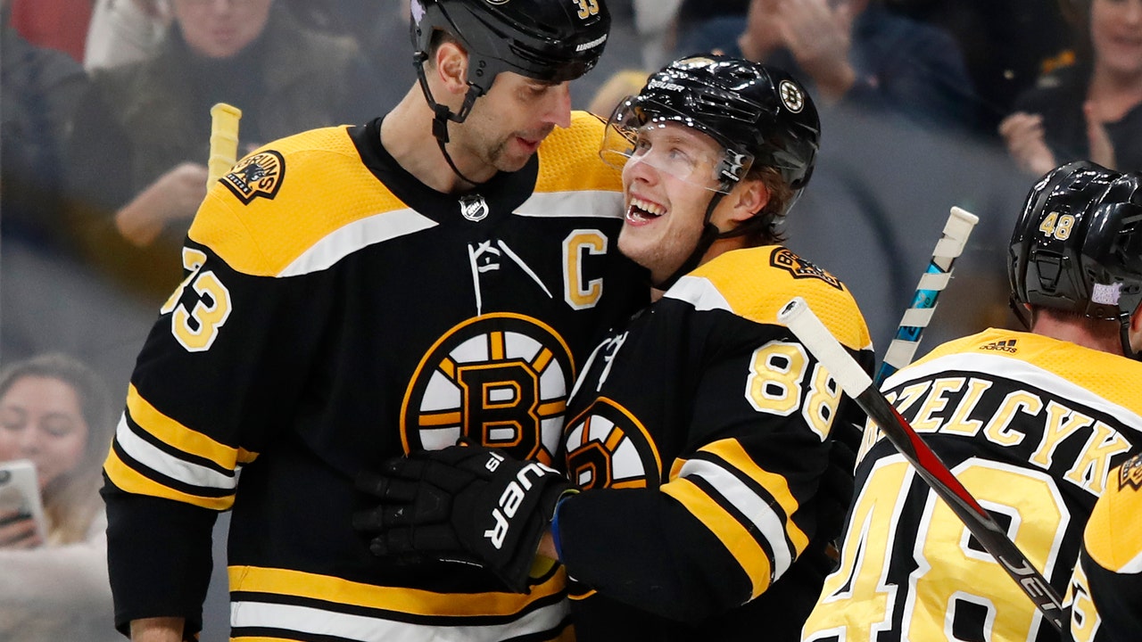 Pastrnak scores 3, Bruins beat Maple Leafs 5-1